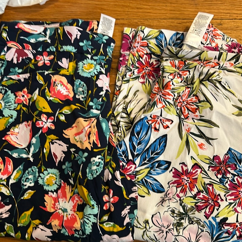 2 Pairs of Floral Designed Capri Pants